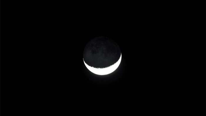 Una luna crescente.