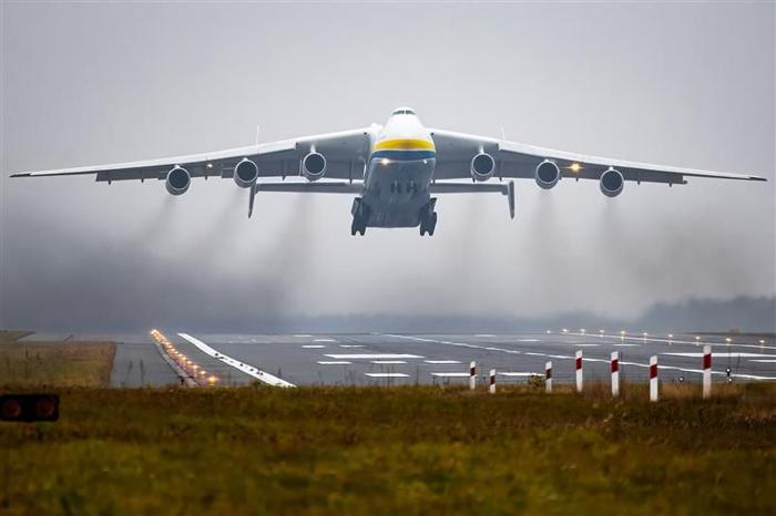 Antonov An-225 Mriya atterra in Polonia il 14 novembre 2021.