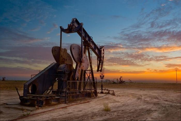 Un pozzo petrolifero nella Valle di San Joaquin si affaccia come un tramonto californiano.