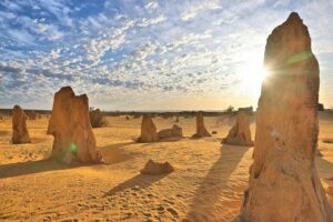 Deserto dei Pinnacoli dell'Australia Occidentale al tramonto.