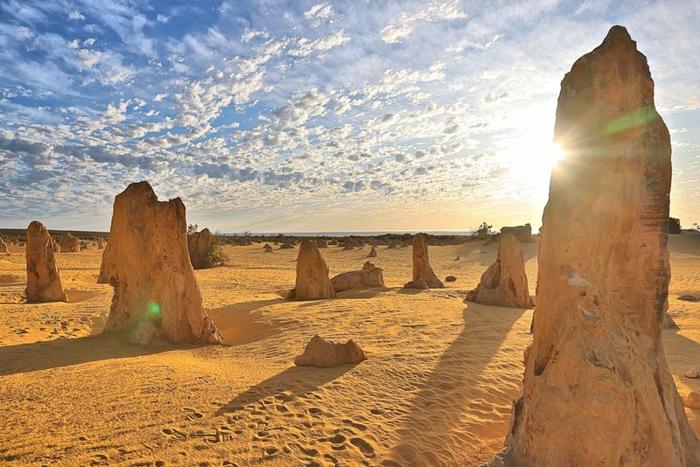 Deserto dei Pinnacoli dell'Australia Occidentale al tramonto.