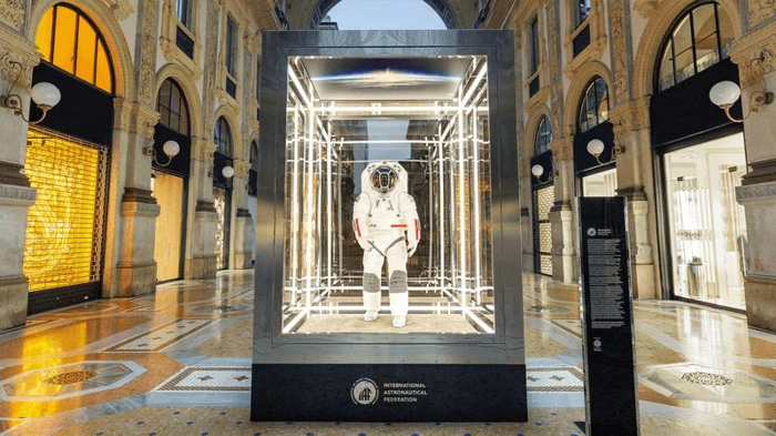 La tuta spaziale si trova in una scatola di vetro al centro dell'arcade commerciale di fine secolo a Milano