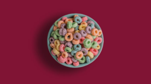 Una ciotola di cereali colorati chiaramente tinti con coloranti alimentari per attirare i bambini