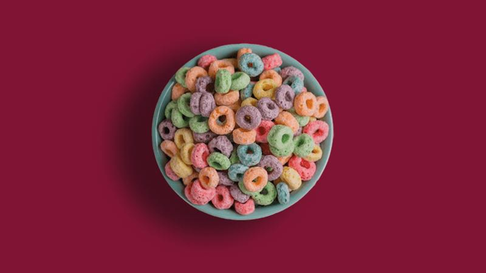 Una ciotola di cereali colorati chiaramente tinti con coloranti alimentari per attirare i bambini