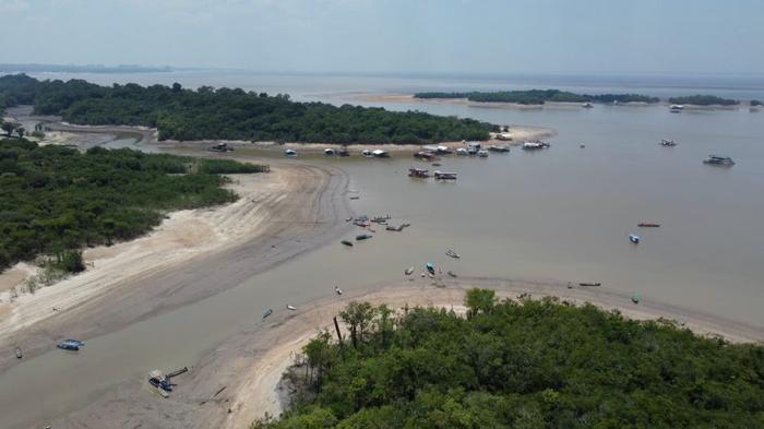 Manaus, Amazonas, Brasile 09.29.23 Vista aerea di una sezione del Rio Negro. Il fiume arrivava fino agli alberi (mangrovie)