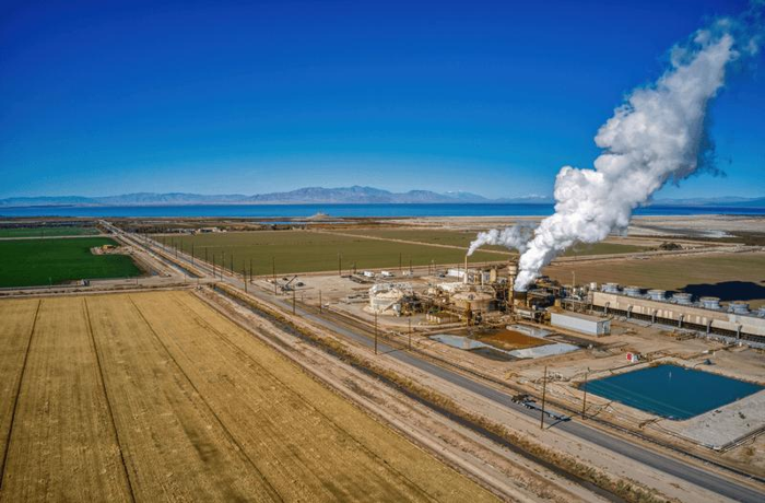 Vista aerea di un impianto di energia geotermica nella Valle Imperiale della California vicino al Mar Salton.