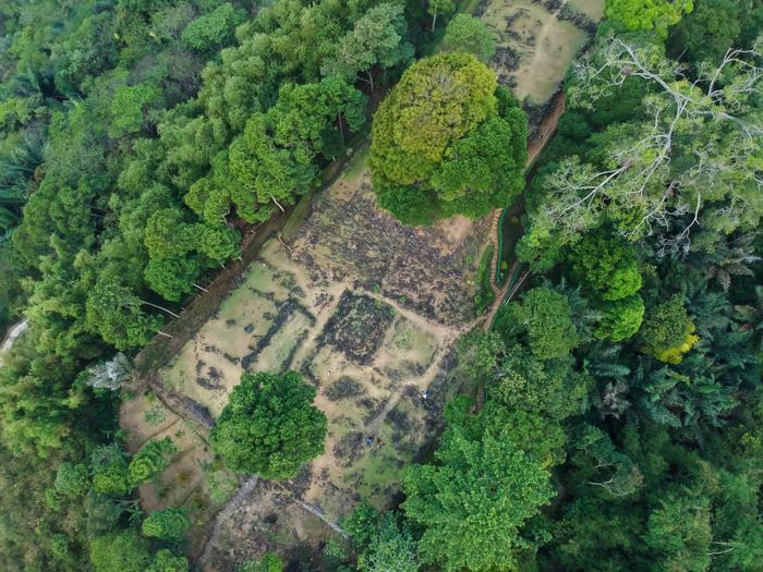 Una vista aerea di Gunung Padang, un sito archeologico e un vulcano a Java, Indonesia.