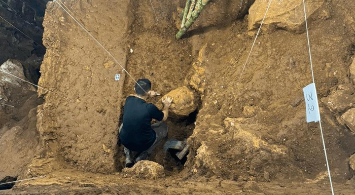 Vito Hernandez alla ricerca di sedimenti a Tam Pà Ling per comprendere le condizioni in cui sono stati depositati i fossili umani moderni più antichi del sud-est asiatico.