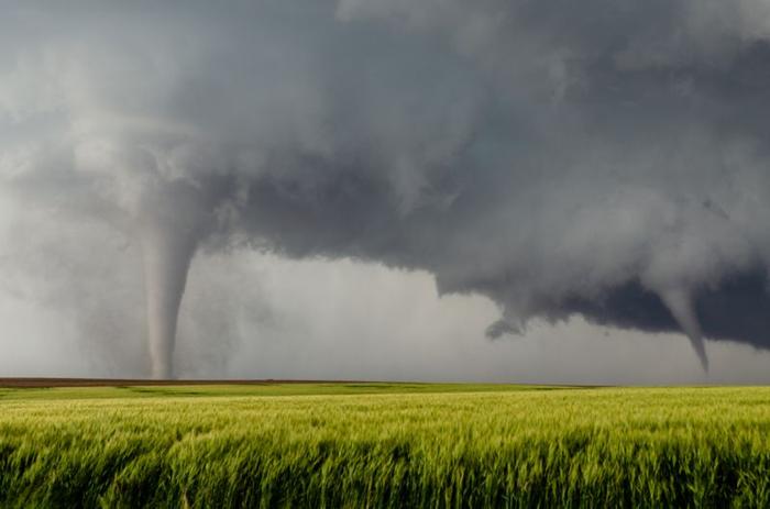 due trombe d'aria in un campo aperto