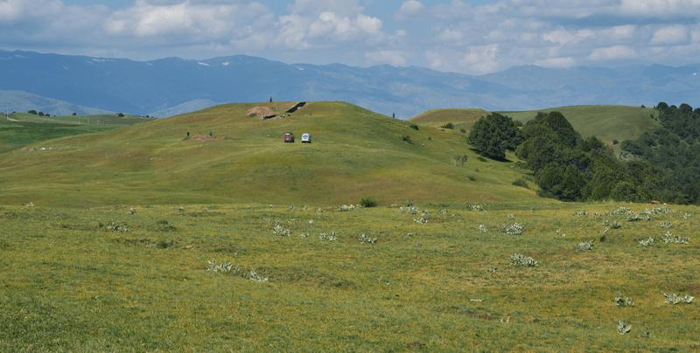 Oggi Tugunbulak sembra una serie di tumuli che potrebbero essere naturali, ma questi nascondono quello che un tempo era una delle più grandi città ad alta quota al mondo.