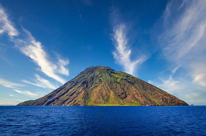 Isola vulcanica di Stromboli a Lipari vista dall'oceano