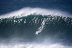 Onde e surf a Praia do Norte - Nazaré, Portogallo.