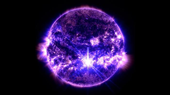 L'Osservatorio di Dinamica Solare della NASA ha catturato la più grande brillata solare del ciclo solare 25 finora - una brillata X.90 vista come un bagliore luminoso al centro - il 3 ottobre 2024.