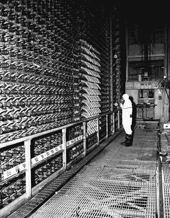 Un lavoratore presso il reattore F del sito di Hanford.