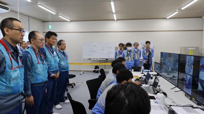 Gli operatori di Fukushima osservano l'operazione di recupero dalla sala di controllo.