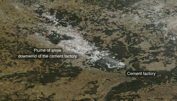 L'immagine satellitare mostra una scia di neve a valle dello stabilimento di cemento di Fokino in Russia.