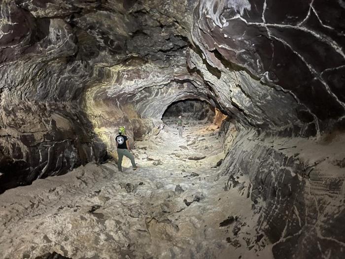 Accumulations-of-Gypsum-in-La-Corona-Lava-Tube-System-777x583-1-1.jpg