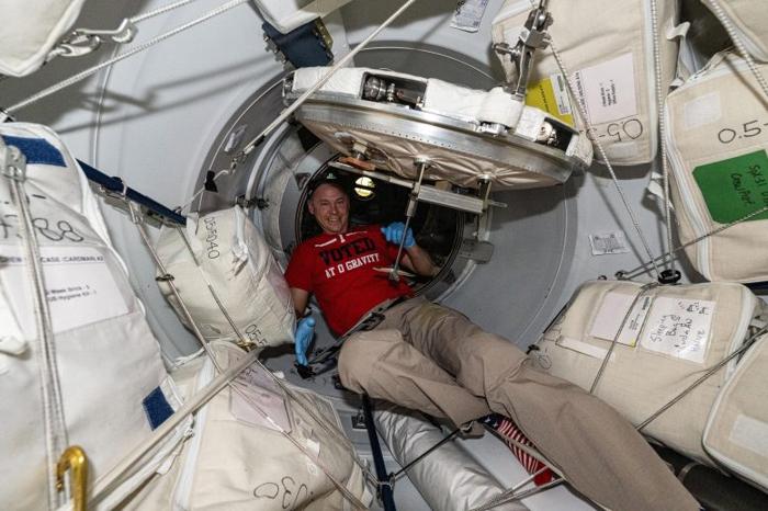 L'astronauta Nick Hague tra la Stazione Spaziale e il Cargo Spaziale Dragon