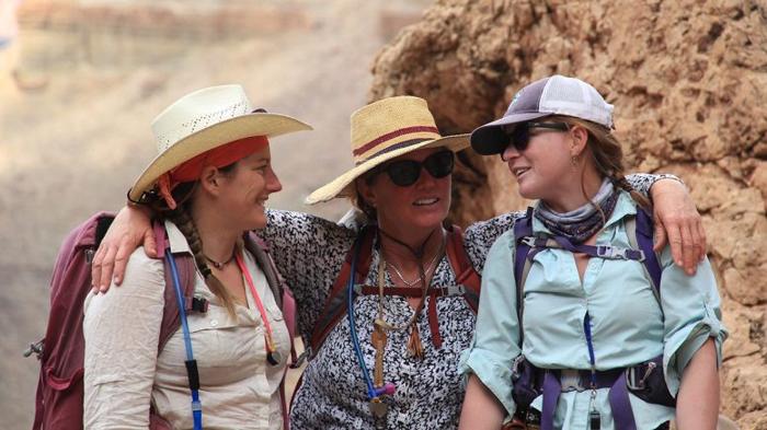 Carol Dehler, Carmen Winn e Claire DeCelles