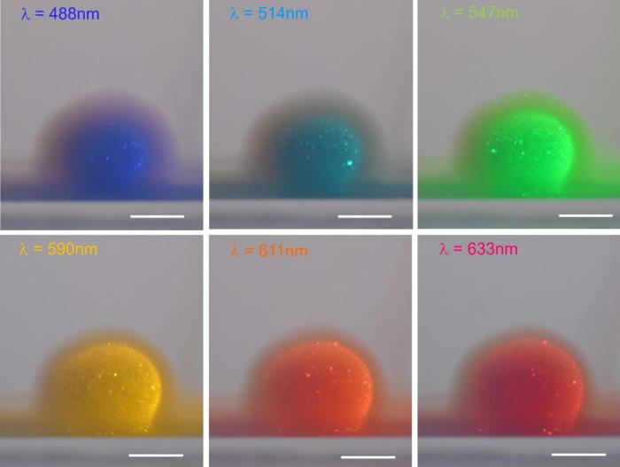 Goccia cristallina sotto illuminazione monocromatica a vari colori