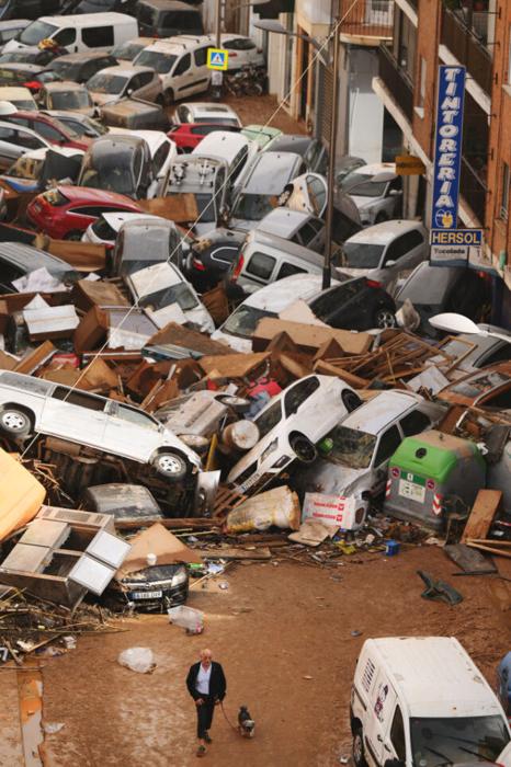 VALENCIA, SPAGNA - 30 OTTOBRE: Le auto sono ammassate per strada con altri detriti dopo che le alluvioni improvvise hanno colpito la regione il 30 ottobre 2024 nell'area di Sedavì a Valencia, Spagna. Le autorità spagnole hanno dichiarato mercoledì che almeno 62 persone sono morte nella regione di Valencia durante la notte dopo che le alluvioni improvvise hanno seguito forti piogge. L'agenzia meteorologica spagnola ha emesso il suo massimo allarme per la regione a causa di forti piogge. (Foto di David Ramos/Getty Images)