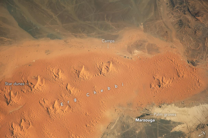 Una vista aerea di Erg Chebb (un mare di dune di sabbia in Nord Africa) con alcune etichette utili.