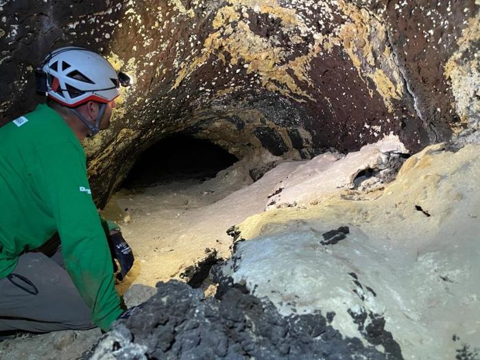 Ricercatore in Tubi Lavici a Lanzarote, Spagna