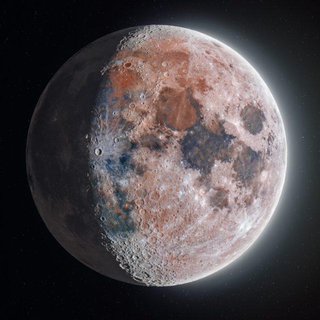 Immagine dettagliata della Luna sfumata di rosso e blu piombo, illuminata dalla luce sullo sfondo nero dello spazio.