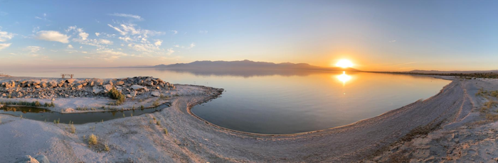 Tramonto sul Salton Sea durante un'estate torrida.