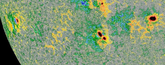 Questa mappa magnetica del Sole dal Solar Orbiter mostra come le linee del campo magnetico e le macchie solari siano correlate. Credito immagine: ESA. 