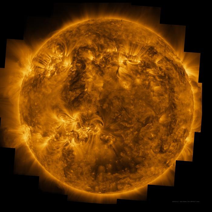 Il sole è molto attivo, con filamenti e archi e strutture che spuntano ovunque sulla sua superficie.