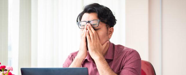 Lavoratore d'ufficio stressato