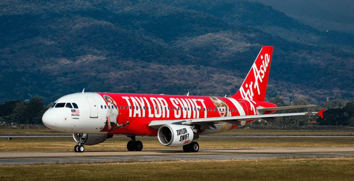 Air Asia Airbus A320 che pubblicizza il tour del 2013-2014 di Taylor Swift parte dall'Aeroporto Internazionale di Chiangmai in Thailandia.