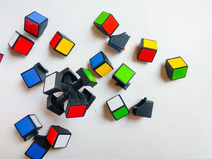 Pezzi rotti del cubo di Rubik su sfondo bianco