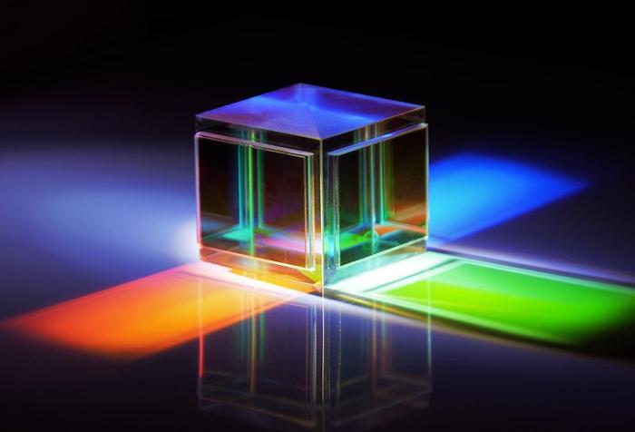 dispersione della luce artificiale, cubo quadrato riflettente dicroico che disperde il raggio luminoso in diversi colori dello spettro