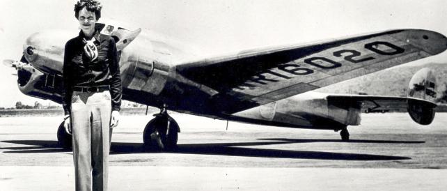 Amelia Earhart accanto al suo aereo lockheed electra