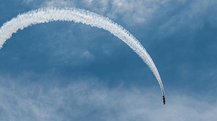 Un aereo acrobatico che fa un looping.