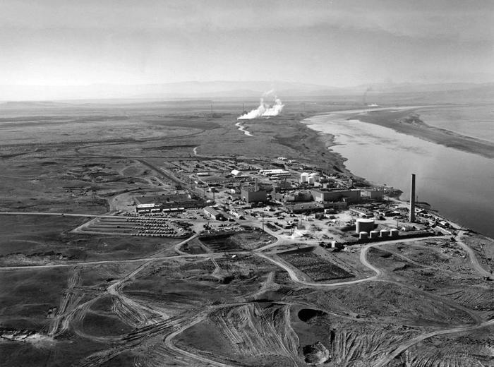 Una fotografia in bianco e nero, scattata nel 1960, del sito di Hanford lungo il fiume Columbia