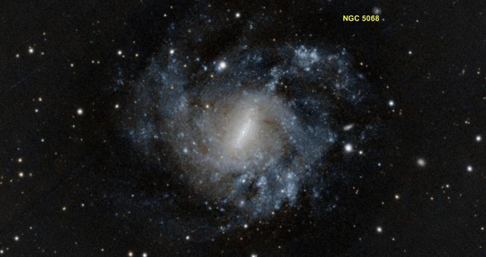 NGC 5068 è una galassia a spirale piuttosto ordinaria, sebbene relativamente vicina, ma cercando galassie nane intorno ad essa gli astronomi hanno trovato qualcosa di molto più significativo.