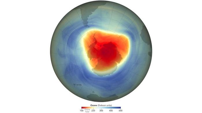 Il buco dell'ozono è rosso e approssimativamente triangolare coprendo l'intero continente antartico mentre il resto della copertura dell'ozono è piuttosto sana