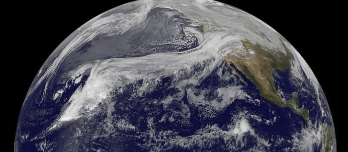 Un satellite cattura una vista sull'Oceano Pacifico con le nuvole che illustrano il movimento del fiume atmosferico Pineapple Express diretto verso la costa occidentale degli Stati Uniti.