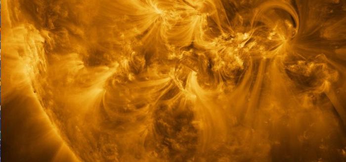 Il plasma super riscaldato del Sole segue le linee del campo magnetico ed si estende oltre la fotosfera nelle stesse regioni in cui si verificano le macchie solari. Credito immagine: ESA