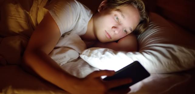 ragazzo adolescente al telefono di notte