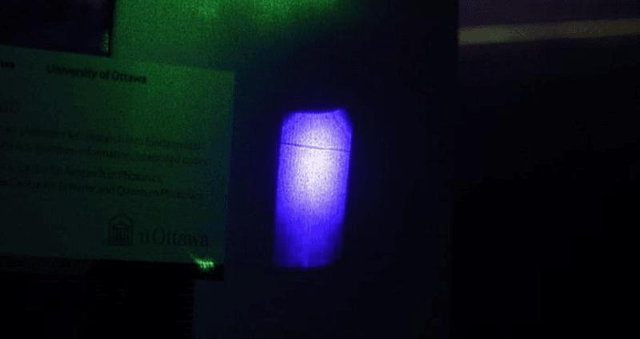 La sottile linea nera che sembra un capello poco meno di un quarto del cammino dalla cima è proiettata dal raggio di un laser verde.