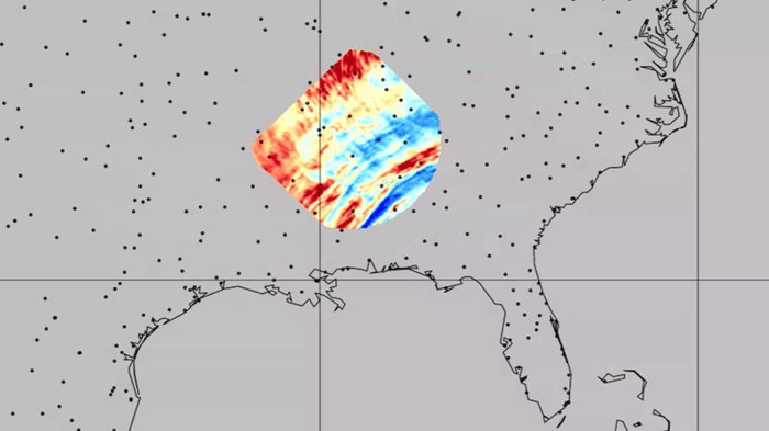 Una mappa degli Stati Uniti e su una piccola porzione i dati provenienti dal satellite. Bande concentriche di rosso e blu sono visibili