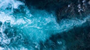 Vista aerea delle onde dell'oceano Atlantico che lavano la spiaggia di sabbia basaltica nera in Islanda