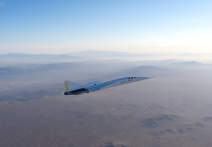 L'aereo sperimentale XB-1 vola sopra il deserto di Mojave, California, USA.