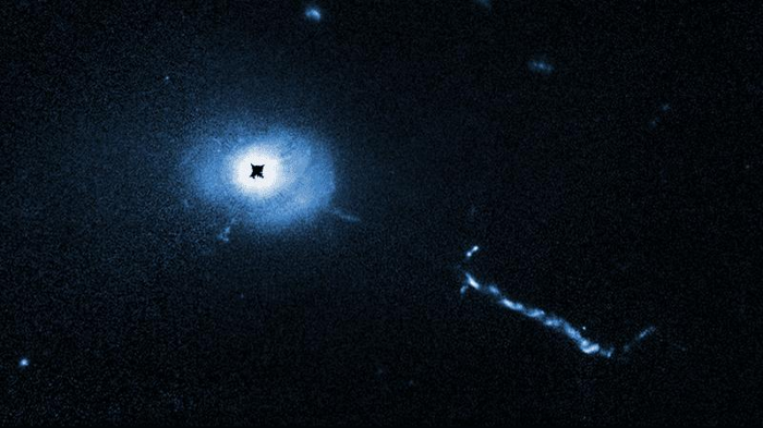 Un'immagine del nucleo del quasar 3C 273 scattata dal telescopio spaziale Hubble. Un coronografo su Hubble blocca il riverbero proveniente dal buco nero supermassiccio al centro del quasar. Ciò consente agli astronomi di vedere dettagli senza precedenti vicino al buco nero come filamenti strani, lobi e una misteriosa struttura a forma di L, probabilmente causata dalla devorazione di piccole galassie da parte del buco nero.