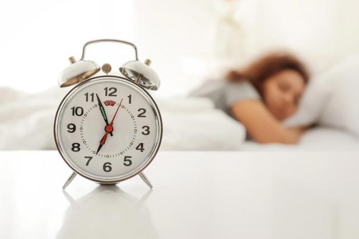 Alarm-Clock-Woman-Sleeping-in-Bed-777x518-1-1.jpg