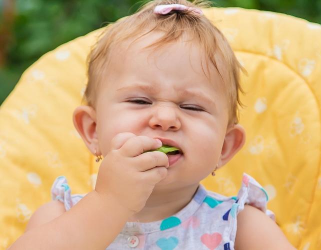 bambino che mangia il broccolo